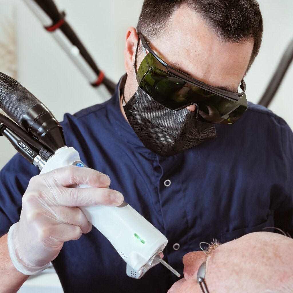 Dr Phelipeau pendant une séance de laser pigmentaire à Caen